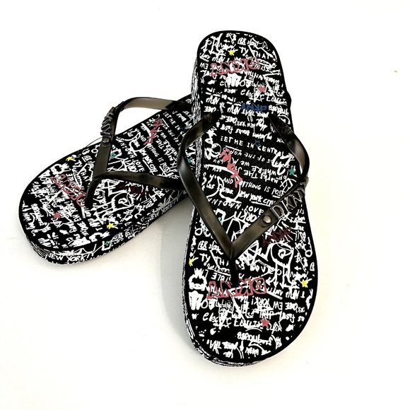 DKNY Jazzi Flip Flop Sandals Size 10 Black White Graffiti Logo Wedge Thong - Picture 2 of 7